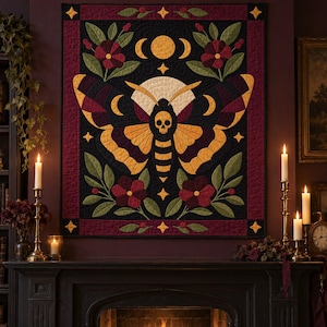 Puede incluir: Un tapiz de pared rectangular que presenta una polilla central con un cuerpo estampado de calavera, rodeado de fases lunares, estrellas y motivos florales en tonos negro, rojo oscuro, oro y verde oliva, enmarcado por un borde rojo oscuro.
