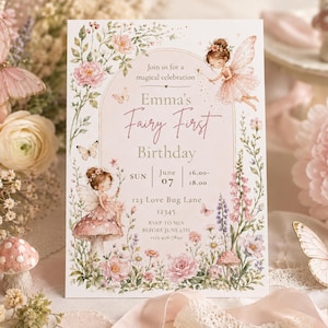 Może przedstawiać: Prostokątne zaproszenie z kwiatową ramką z różowymi kwiatami, motylami i dwiema wróżkami. Tekst brzmi: Join us for a magical celebration, Emma's Fairy First Birthday, SUN June 07, 16.00-18.00, 123 Love Bug Lane, 12345, RSVP TO MIA BEFORE JUNE 4TH +123-456-7890.