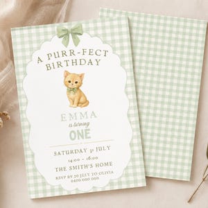 Puede incluir: Una tarjeta de invitación de cumpleaños rectangular con un patrón de cuadros vichy verde claro, un marco central blanco festoneado, un lazo verde y una ilustración de un gatito. El texto dice: A PURR-FECT BIRTHDAY, EMMA is turning ONE, SATURDAY 31 JULY, 14:00 - 16:00, THE SMITH'S HOME, RSVP BY 20 JULY TO OLIVIA 0400 000 000.
