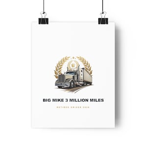Op de afbeelding: Een witte poster met een afbeelding van een vrachtwagen gecentreerd in een gouden lauwerkrans met kroon. Onder de vrachtwagen staat de tekst BIG MIKE 3 MILLION MILES in het zwart, gevolgd door de gouden tekst RETIRED DRIVER 2026 op wit.