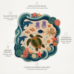 Op de afbeelding: Een Ocean Oasis speelkleed met een centrale zeeschildpad, dolfijnen, anemoonvissen, kwallen, een octopus en diverse schelpen. Het kleed heeft een hoogpolige textuur, meet 152 cm bij 183 cm en is gemaakt van handgevilt Nieuw-Zeelandse wol.