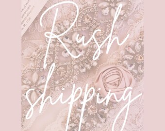 Pode incluir: Um close-up de um tecido de renda branca com uma rosa de cetim rosa e strass. O texto "Rush Shipping" está escrito em escrita cursiva branca. O texto "Etsy The Honey Bee Shop" está escrito em escrita cursiva branca na parte inferior da imagem.