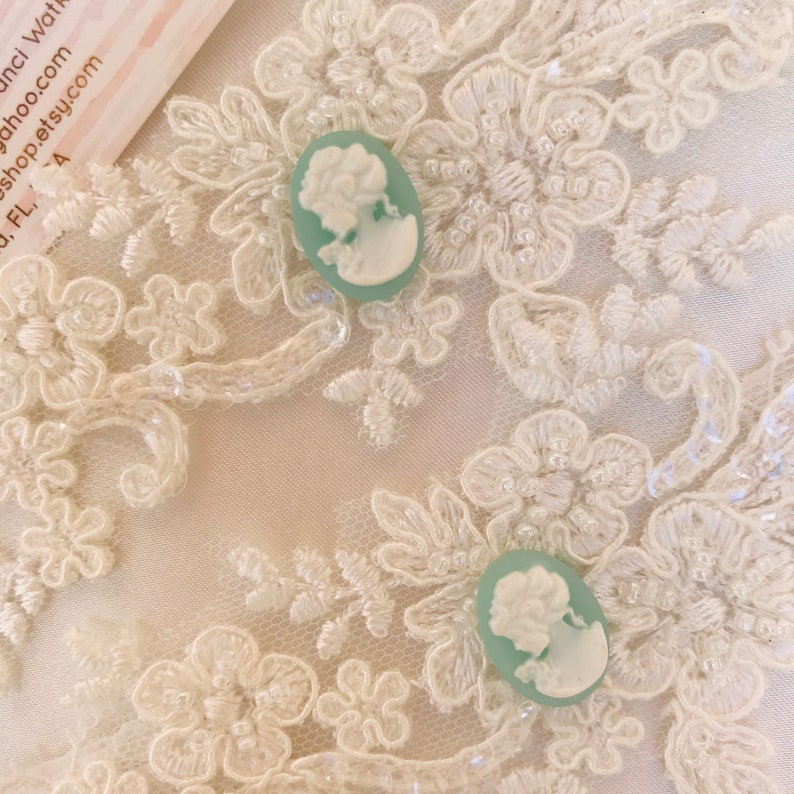 Light ivory wedding garter set with lovely cameo garter toss keepsake. Gorgeous lace bridal garter belt antique white cream plus size petite afbeelding 3
