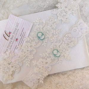 Light ivory wedding garter set with lovely cameo garter toss keepsake. Gorgeous lace bridal garter belt antique white cream plus size petite afbeelding 9