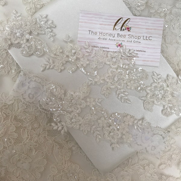 Light ivory lace wedding garter set, no slip grip garter toss keepsake-Gorgeous lace bridal garter belt antique off white plus size petite