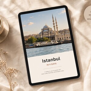 Pode incluir: Um tablet digital exibindo um guia de viagem para Istambul em 4 dias. A tela mostra uma fotografia de uma mesquita com minaretes perto de um corpo de água com um barco, seguida pelo texto Istanbul IN 4 DAYS e uma descrição do guia.