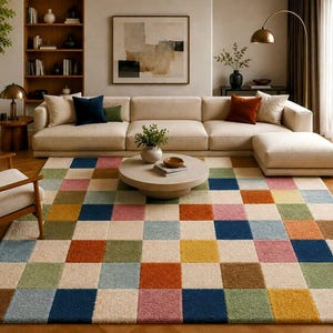 Puede incluir: Una alfombra rectangular con un patrón de tablero de ajedrez multicolor con cuadrados en tonos azul, verde, amarillo, rosa, naranja y crema. La alfombra tiene una superficie de pelo texturizado y afelpado que cubre gran parte del suelo.