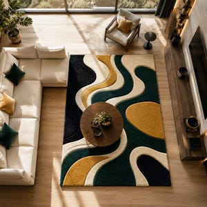 Puede incluir: Una alfombra rectangular de pelo largo con un patrón abstracto de ondas orgánicas y fluidas en tonos verde bosque profundo, amarillo mostaza, crema y negro. La alfombra está colocada sobre un suelo de madera clara en una sala de estar.