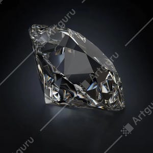 Könnte beinhalten: Ein klarer, facettierter Diamant im Brillantschliff mit scharfen geometrischen Kanten und komplexen Lichtreflexionen auf der Oberfläche. Der Stein weist eine spitze Kalette und eine breite Tafel auf, was eine hohe Klarheit und Transparenz zeigt.