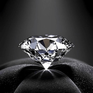 Könnte beinhalten: Ein Diamant im Brillantschliff mit zahlreichen Facetten, die das Licht reflektieren und ein klares, farbloses Erscheinungsbild erzeugen. Der Edelstein ist mittig platziert und zeigt seine scharfe, geometrische Struktur sowie die spitze Kalette.