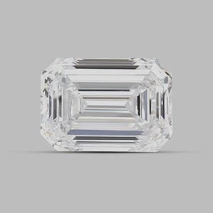 Pode incluir: Uma pedra preciosa transparente e incolor com lapidação esmeralda, contorno retangular e cantos cortados. A pedra apresenta facetas em degraus que criam uma série de linhas paralelas e reflexos geométricos em toda a sua estrutura.