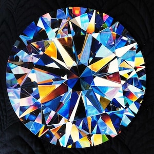 Könnte beinhalten: Ein kreisförmiges Kunstwerk mit einer detaillierten Illustration eines Diamanten mit vielen Facetten. Das Design zeigt eine lebendige Anordnung geometrischer Formen in tiefem Blau, hellem Gelb, Orange und Weiß, die einen komplexen Lichteffekt erzeugen.