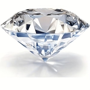 Könnte beinhalten: Ein klarer, farbloser, facettierter Edelstein im Brillantschliff. Der Stein weist zahlreiche dreieckige und rautenförmige Facetten auf, die das Licht reflektieren und scharfe geometrische Muster sowie helle weiße Lichtreflexe auf der Oberfläche erzeugen.