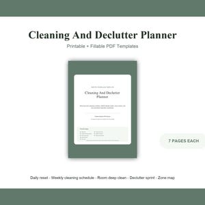 Può includere: Un set di modelli PDF stampabili e compilabili Cleaning And Declutter Planner. Il documento presenta un bordo verde salvia, un centro bianco e testo nero. Include 7 pagine ciascuno, coprendo le pulizie quotidiane e le mappe di zona.