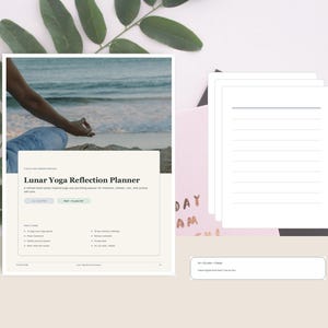 Può includere: Un documento Lunar Yoga Reflection Planner con una fotografia di una persona in una posa yoga su una spiaggia. La pagina include il titolo, un testo descrittivo e un elenco di caratteristiche. Accanto ci sono pagine bianche a righe e un'etichetta.