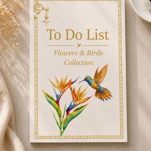 Pode incluir: Um bloco de notas retangular com capa creme, borda dourada, um beija-flor e flores ave-do-paraíso. O texto diz To Do List, Flowers & Birds Collection. O design inclui um pequeno ícone de lanterna dourada no canto superior esquerdo.