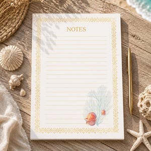 Pode incluir: Um bloco de notas retangular com a palavra NOTES impressa no topo, apresentando linhas horizontais, uma borda decorativa dourada e um gráfico de coral leque azul-claro com um pequeno peixe laranja no canto inferior direito, acompanhado por uma caneta dourada.