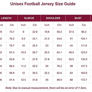 K&ouml;nnte beinhalten: Eine kastanienbraune und wei&szlig;e Gr&ouml;&szlig;entabelle f&uuml;r Unisex-Fu&szlig;balltrikots mit Ma&szlig;en in Zoll und Zentimetern f&uuml;r die Gr&ouml;&szlig;en S bis 5XL. Die Tabelle enth&auml;lt Spalten f&uuml;r L&auml;nge, &Auml;rmel, Schulter, Brust und Taille sowie einen Hinweis zur Messabweichung.