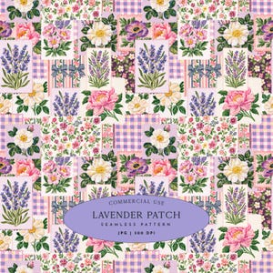 Può includere: Un motivo senza cuciture caratterizzato da un design patchwork di rametti di lavanda, peonie rosa e rose bianche intervallati da blocchi di tessuto a quadretti viola e a righe. Il testo recita: COMMERCIAL USE LAVENDER PATCH SEAMLESS PATTERN JPG | 300 DPI.