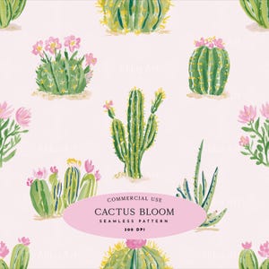 Op de afbeelding: Een naadloos patroon met diverse groene cactussen met roze bloemen op een lichtroze achtergrond. Een roze ovaal in het midden bevat de tekst: COMMERCIAL USE CACTUS BLOOM SEAMLESS PATTERN 300 DPI. De cactussen zijn in een schilderachtige stijl getekend.