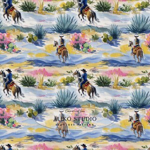 Può includere: Un motivo continuo con un'illustrazione ad acquerello di cowboy a cavallo in un paesaggio desertico con cactus e fiori rosa. Il design include il testo ALIKO STUDIO Commercial Use in una cornice ovale centrale sovrapposta.
