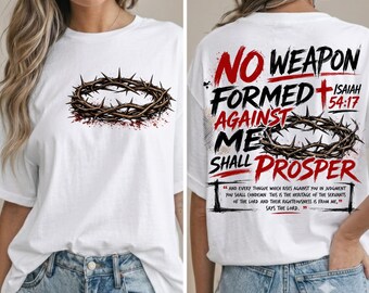 Puede incluir: Una camiseta blanca con un gráfico de una corona de espinas en la parte delantera. La parte trasera muestra el texto NO WEAPON FORMED AGAINST ME SHALL PROSPER, una corona de espinas y la referencia bíblica ISAIAH 54:17 con texto adicional.