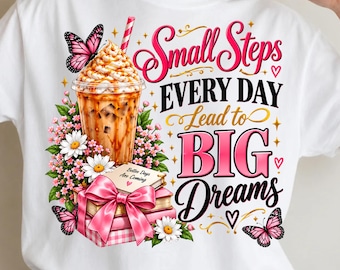Puede incluir: Una camiseta blanca con un gráfico de un café helado, una pila de libros con un lazo rosa, margaritas y mariposas rosas. El texto dice: Small Steps EVERY DAY Lead to BIG DREAMS y Better Days Are Coming en la portada del libro.