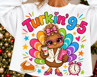 Puede incluir: Una sudadera blanca de manga larga con un gráfico colorido de un pavo con gafas rosas, una americana blanca y tacones rosas. El pavo sostiene una taza de café y un cuaderno rosa. El texto dice Turkin' 9-5 con estrellas, un pastel y un despertador.