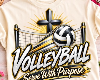Puede incluir: Una camiseta de color crema con un gráfico de un balón de voleibol, una red y una cruz negra con rayos de sol amarillos. El texto dice "VOLLEYBALL Serve With Purpose" e "ISAIAH 40:31" en letras blancas y negras, negritas y estilizadas con detalles amarillos.