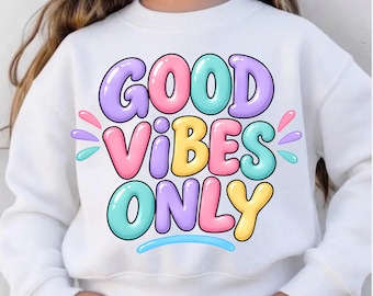 Puede incluir: Una sudadera blanca de manga larga con un estampado gráfico colorido con el texto GOOD VIBES ONLY en estilo de letras de burbuja. Las letras están coloreadas en tonos rosa, morado, amarillo y turquesa, con pequeños guiones decorativos.