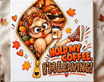 Puede incluir: Un lienzo cuadrado con un pollo de dibujos animados con gafas y diadema de estampado de leopardo. El pollo sostiene una taza de café y sale de una cremallera. El texto dice HOLD MY COFFEE, I'M LEAVING! con hojas de otoño alrededor.