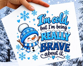 Grappige sneeuwpop PNG, humoristisch shirtontwerp voor koud weer, citaat over dappere winter