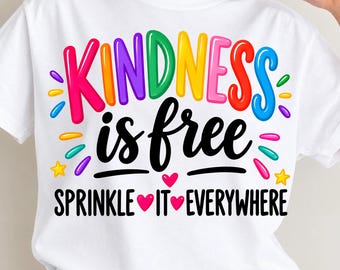Puede incluir: Una camiseta blanca con el texto colorido KINDNESS is free en fuente de burbuja, seguido del texto negro SPRINKLE IT EVERYWHERE. El diseño incluye pequeñas chispas multicolores, dos corazones rosas y dos estrellas amarillas.