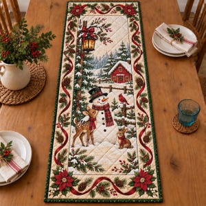 Könnte beinhalten: Ein rechteckiger, gesteppter Tischläufer mit einer Winterszene, die einen Schneemann, ein Reh und einen Hasen zeigt. Der Rand ist mit roten Weihnachtssternen, Tannenzweigen und roten Bändern verziert, umgeben von einer Schneelandschaft.