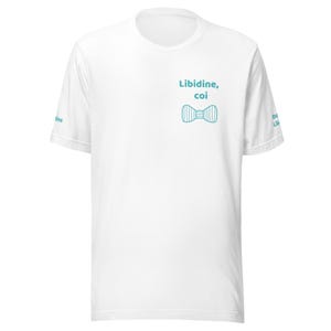 Può includere: Una t-shirt bianca a maniche corte con il testo color verde acqua Libidine, coi sopra un grafico a forma di papillon disegnato a linee dello stesso colore sul petto. Le maniche presentano anche piccole scritte stampate in verde acqua.