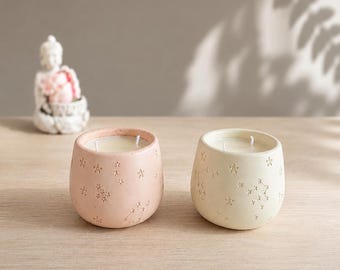 Bougie artisanale en cire de soja | Pot en jesmonite fait main | Parfum d'ambiance floral & boisé | La Veloutée