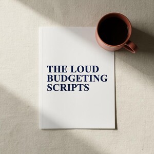 Può includere: Un libretto bianco con il testo blu scuro THE LOUD BUDGETING SCRIPTS stampato sulla copertina, posizionato accanto a una tazza in ceramica color terracotta riempita di liquido scuro, su uno sfondo in tessuto testurizzato dai toni neutri.