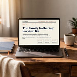 Può includere: Uno schermo di un portatile che mostra un documento digitale intitolato The Family Gathering Survival Kit. Il testo include sezioni per prima, durante e dopo, insieme a pianificatori e matrici di punteggio, per un totale di 44 pagine.