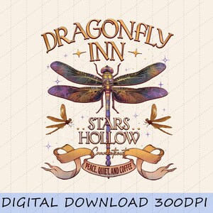 Puede incluir: Un diseño gráfico que presenta una libélula grande y detallada con alas iridiscentes sobre el texto Dragonfly Inn y Stars Hollow Connecticut. Libélulas más pequeñas flanquean los lados, con una cinta que dice Peace, Quiet, and Coffee.