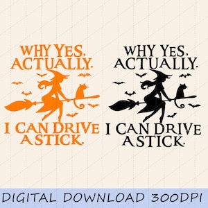 Può includere: Un design grafico digitale con due illustrazioni identiche di una strega su una scopa con un gatto e pipistrelli. Il testo recita WHY YES, ACTUALLY. I CAN DRIVE A STICK. Una versione è arancione e l'altra è nera su sfondo chiaro.