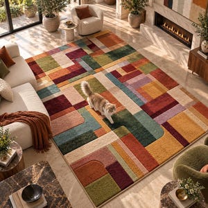 Può includere: Un tappeto rettangolare con un motivo geometrico di blocchi intrecciati in tonalità ruggine, verde oliva, giallo senape, verde acqua e lavanda. Un gatto soffice di colore chiaro con macchie marroni cammina al centro del tappeto testurizzato.