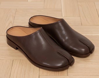Japans geïnspireerde handgemaakte bruine tabi-muiltjes | Leren instapschoenen met splitten | Minimalistische mule-loafers | Leren schoenen met open achterkant