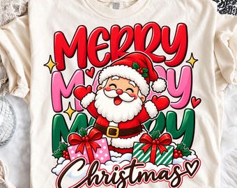 Könnte beinhalten: Ein cremefarbenes T-Shirt mit einer Grafik vom Weihnachtsmann, umgeben vom Text MERRY MERRY MERRY in Rot, Pink und Grün. Unter dem Weihnachtsmann befinden sich zwei Geschenke mit roten Schleifen und das Wort Christmas in brauner Schreibschrift.