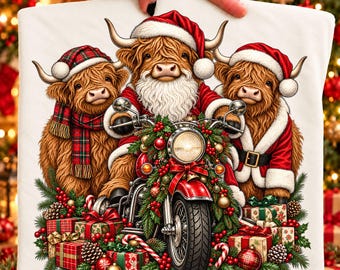 Könnte beinhalten: Ein weißer Stoffartikel mit einer Grafik von drei braunen Hochlandrindern mit Weihnachtsmützen. Das mittlere Rind trägt ein Weihnachtsmannkostüm und fährt auf einem roten Motorrad, das mit Tannenzweigen, Kugeln und Geschenken verziert ist.