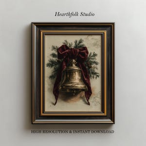 Pode incluir: Uma impressão artística emoldurada apresentando um sino de ouro metálico adornado com um laço de veludo vermelho escuro e ramos de pinheiro verdes. O texto Hearthfolk Studio aparece no topo, com High Resolution & Instant Download na base.