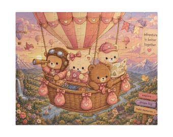 Op de afbeelding: Een legpuzzel met drie teddyberen in een roze en crèmekleurige heteluchtballon boven een landschap. Eén beer draagt een vliegersbril en houdt een telescoop vast, een andere een camera en de derde een kaart. Tekst: Adventure is better together, explore, dream big, make memories.