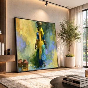 Può includere: Una grande opera d'arte da parete rettangolare incorniciata che presenta un dipinto a olio di una figura che si allontana portando un vaso sulla testa. La figura indossa uno scialle giallo brillante sopra un top blu e una gonna verde, su sfondo giallo e blu.