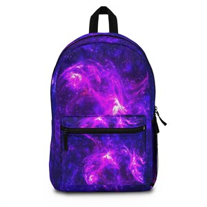 以下が含まれることがあります： 紫と青の鮮やかな宇宙の星雲プリントと、散りばめられた白い星が特徴のバックパック。バッグにはトップハンドル、大きなメインコンパートメント、小さなフロントジッパーポケット、収納用の黒いメッシュのサイドポケットが付いています。