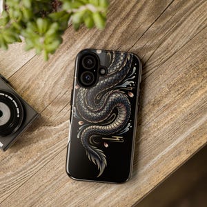 Handyhülle mit gewundener schwarzer Schlange | iPhone-Hülle mit Drachen- und Schlangenmotiv
