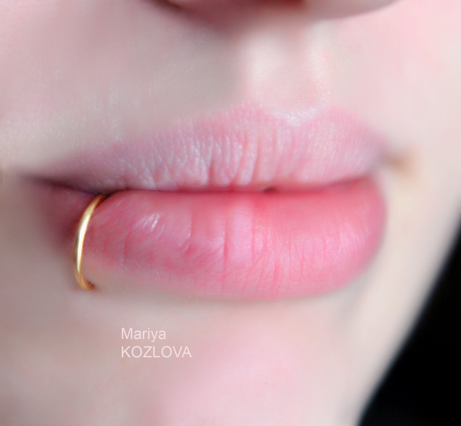 пирсинг губы кольцо сбоку